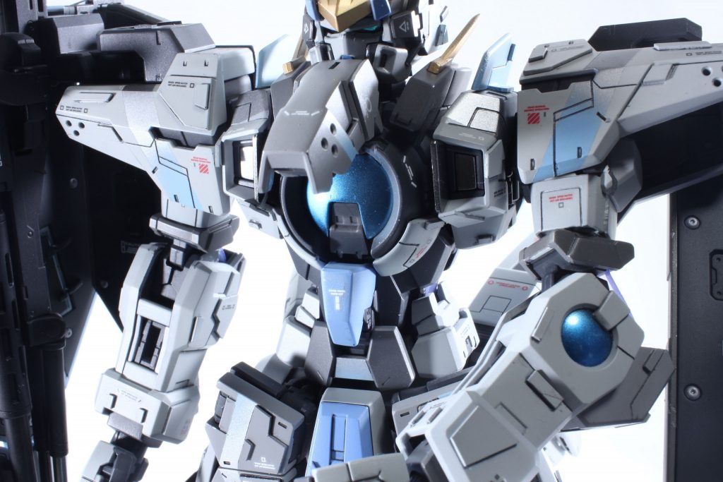 カラーバランス重視して、腕と胸のレンズはメッキ後クリアブルーにて。