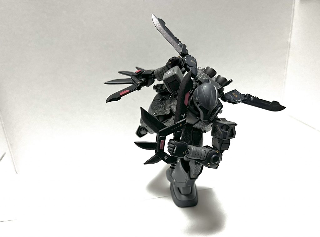 なんかこう、一瞬で懐まで入り、斬りかかる!みたいなポージングですね。めちゃくちゃお気に入りですが、展示しておくのは難しいポーズですね。