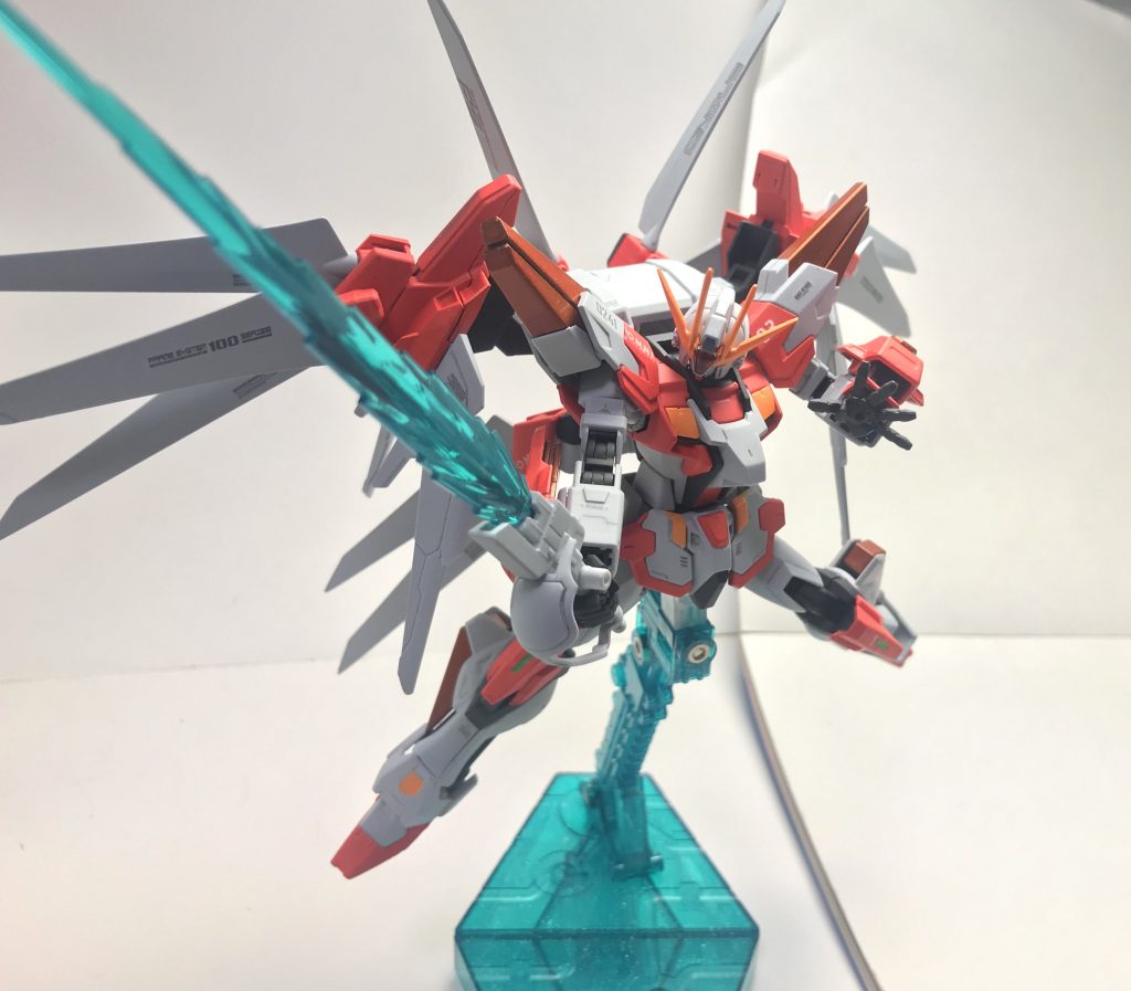 リュミエール・ザンバー。ストライクスフィーダの腰部に装備されている兵装であり、本来は防御に用いられるアルミューレ・リュミエールをあえて攻撃に転用する形で、「ビームシールドを上から切り裂く」という、C.E.におけるビームザンバーをイメージしてダイバーが制作した武装である。必要な出力はその分増大しているものの、常時極限稼働を行っているストライクスフィーダにおいてはさしたる問題ではない……らしい。