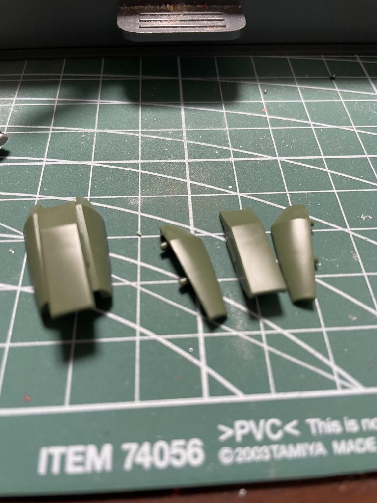 脚部パーツ分割中エナメル分割を覚えたので、好きな場所楽にでパーツを分けられるようになったのはとても大きいです。直線に見えて少しモールドあるんですよね…