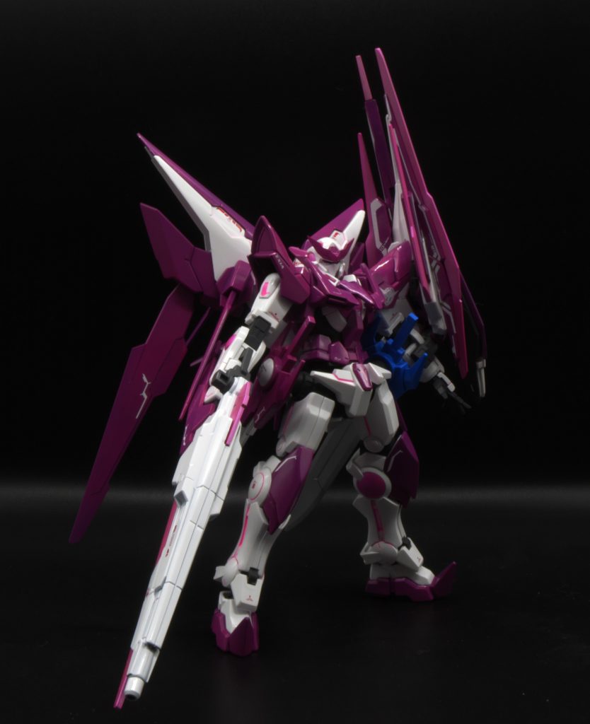 白とマゼンタで構成されたもう一機のエクシアデュアルエクシアR黒のエクシアが近接戦なら白のエクシアはオールラウンダーというコンセプトの元武装にGNソードⅡブラスターを装備したことにより、遠近に対応した武装を装備