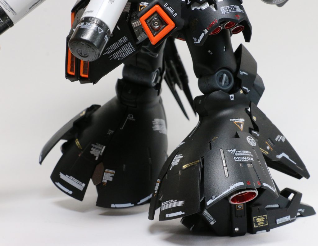 バーニアなどの細かい部分はガンダムマーカーで塗りました。