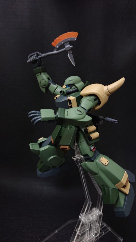 脚部の動力パイプをへし折ってしまったので太腿の穴は「MSGバーニアノズル」の小で埋め脹脛の穴は「MSGモールド板&ミサイルセット」の四角いモールド板で塞ぎました