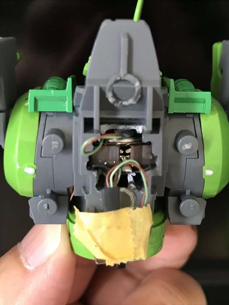 モノアイはLEDで点灯するように改造しました。電源はボタン電池で、胴体に内蔵しています。