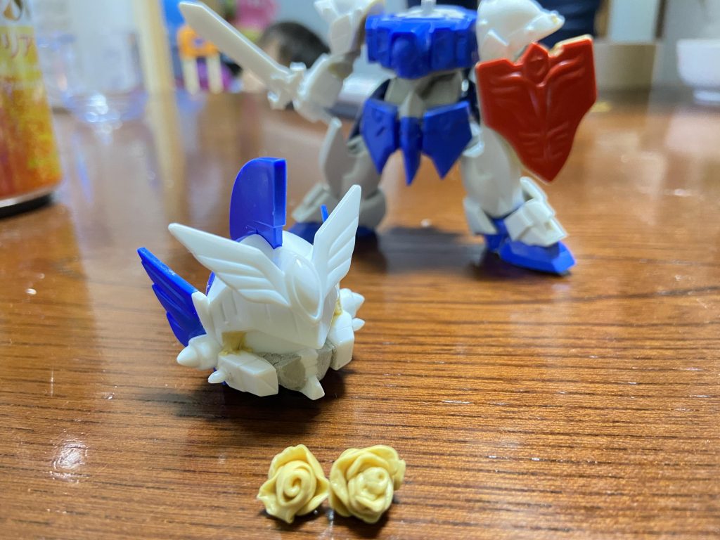 フェイスは目尻の長さと頬のコケが気になったのでパテで調整。高密度を使わなかったのが最大の失敗ですね。笑　耳飾り周りのトゲのだるさも気になったのでプラ棒で新設したり、気持ちシャープに削ったりしてます。この際バラをパテで制作🌹