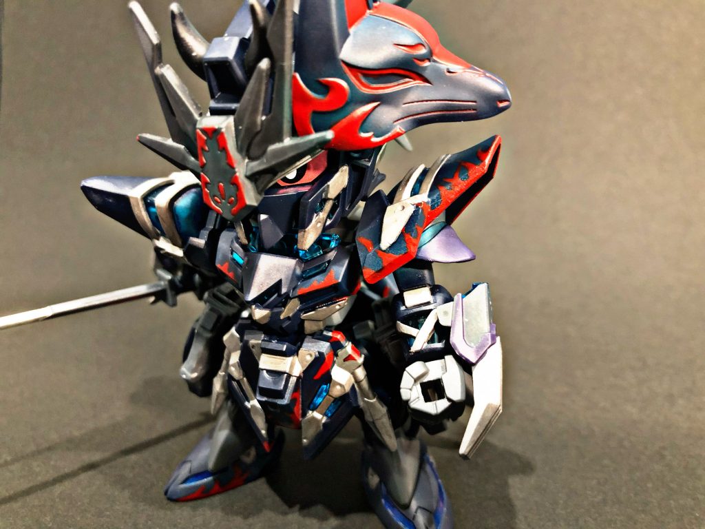 今回は肉抜きをある程度埋めて、シールを目のみ使用し、他は部分塗装→トップコートまで。ファイアエフェクトは気合いの手書き。はみ出るとかないから、むしろ好都合まである。