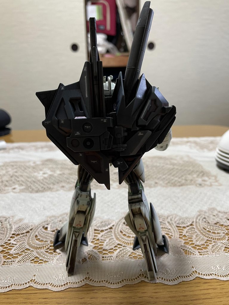 背面のバックパックはリアルタッチブルーたメラミンスポンジを使って玩具っぽいグレーから設定はブルーなんですが青みがかった感じのグレーに色を変更しています。