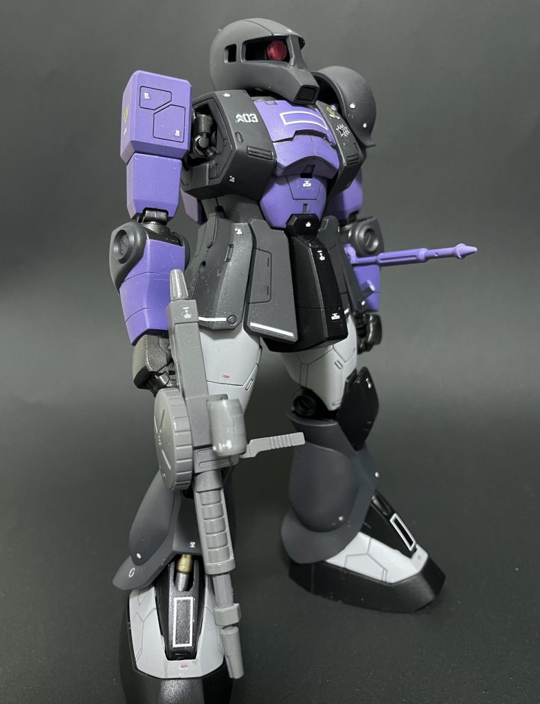 足首の装甲を切り欠き、シリンダーを露出させてみました。スタイリングはいじってないのですが、旧MGの無骨な体型がとても気に入ってます。GFFメタルコンポジットのオリジン版のザクIに通じる物を感じたので、マーキングも寄せてセレクトしてみました。何がびっくりしたかって、20年以上前のキットなのに、肘がガワラ曲げ可能なんですね。素晴らしい👏