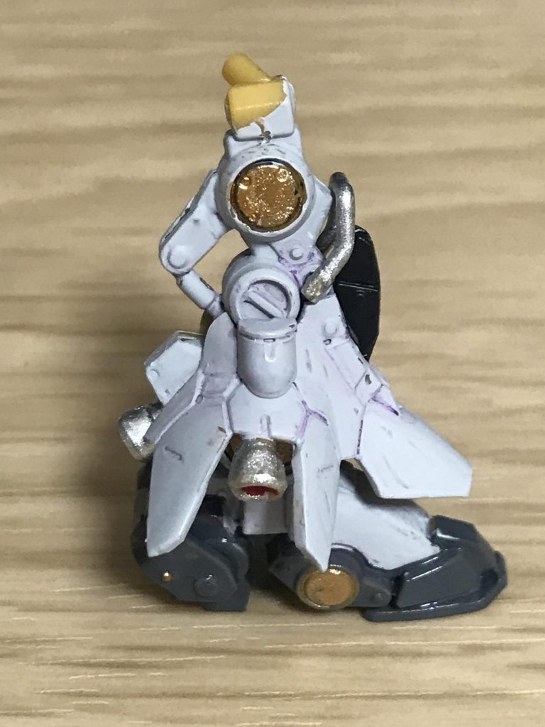 ライトグレー部分のスミ入れにはウェザリングカラーのレイヤーバイオレットを使用しました。