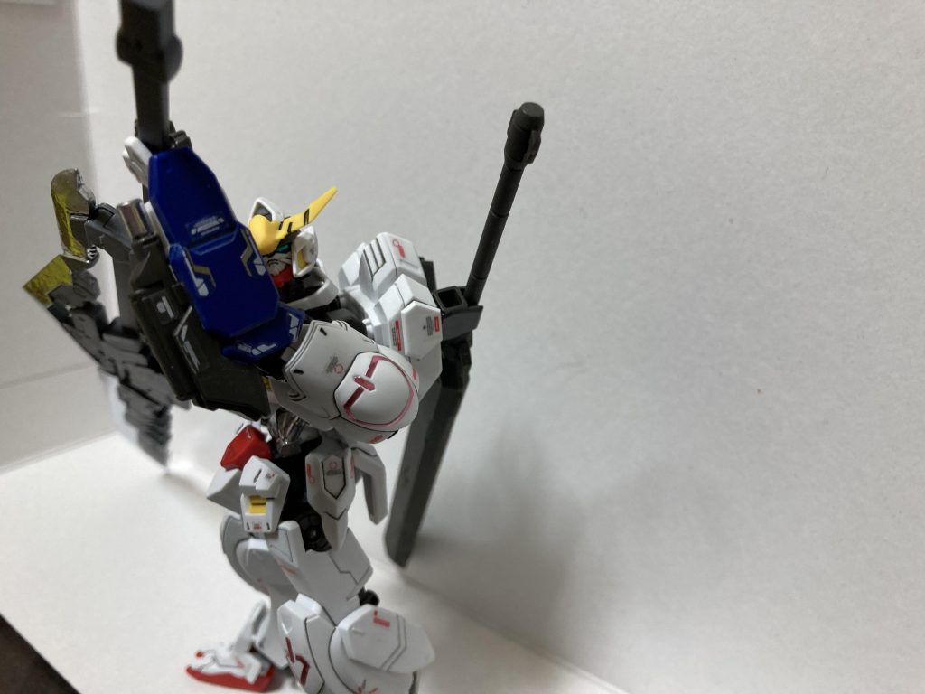 そしてやはり厄災戦当時のバルバトスも鉄血のオルフェンズ本編のバルバトスと同じように化け物と判断され上空からダインスレイブを打ち込まれ散ったのではないでしょうか?火星でMAと死力を尽くしながら戦い最後はMAごとダインスレイブによって破壊、機体の部位の破損が少ないのは当時の技術力によるものではないでしょうか?他のガンダムフレームも厄災戦終結後危険と見られ封印されたり破壊されたり…セブンスターの家紋の人間が乗った機体は象徴として残された……