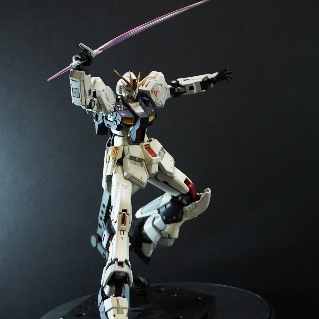 ポーズその3 シャアとの最後の戦いをイメージ。