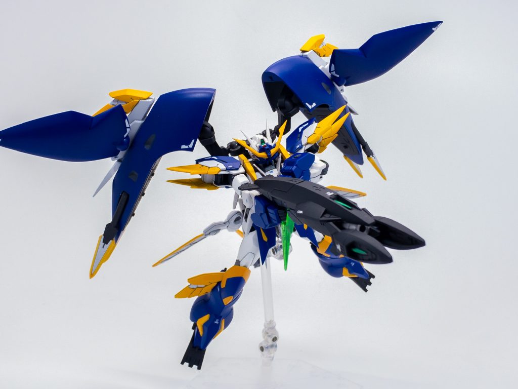 GNトルペードバズーカ本機の主力武装であり中央の砲口から小型GN魚雷を発射する。