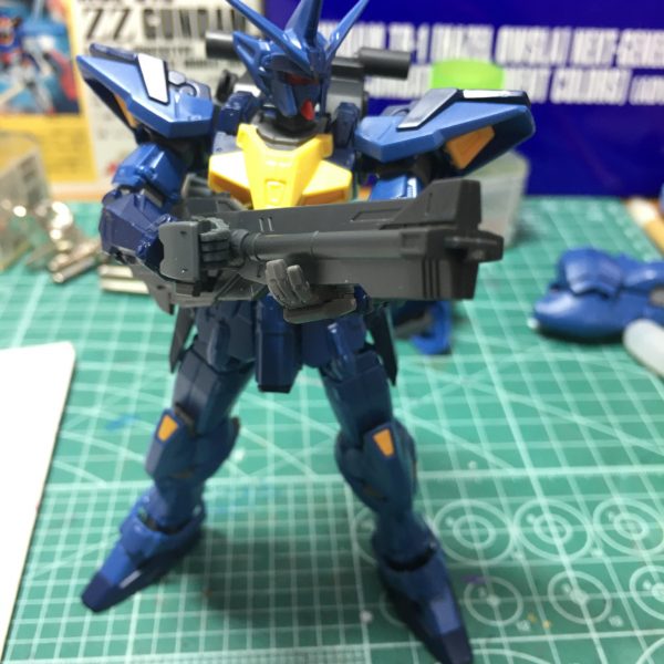 ビームキャノンも左右に振れるように加工しました。パワードアームズの部品を使用して中間でロールと1軸で折れるようにした結果、キャノンを両手で構えられるようになりました。やりすぎると肩が抜けるので注意…（3枚目）