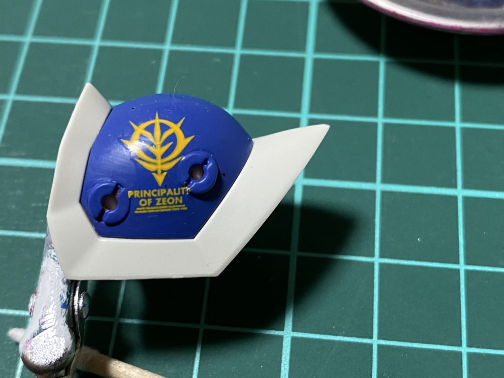 肩は後ハメ加工をしシタデルカラーで塗装後組み水転写でジオンエンブレムを貼りました