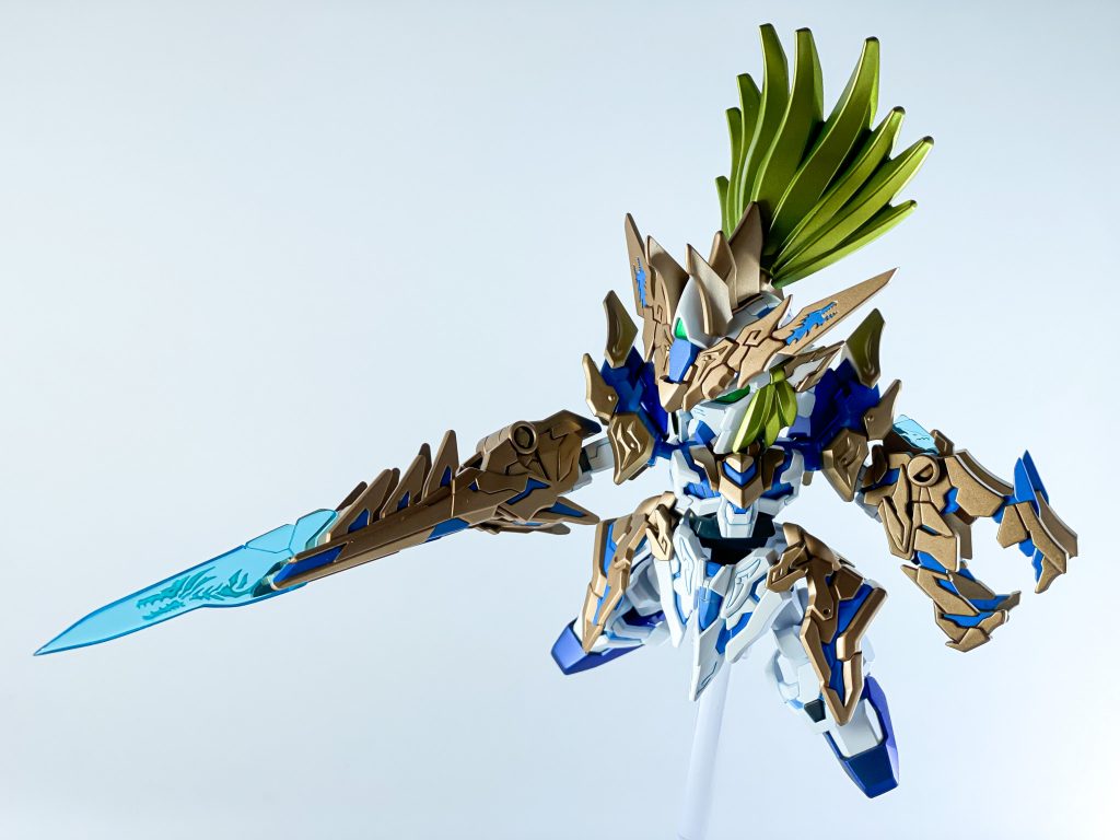 右腕の「龍締破刃」は刀身をシャープ化してコンパウンドで磨きました。また龍の模様には蛍光ブルーグリーンで塗装してます。