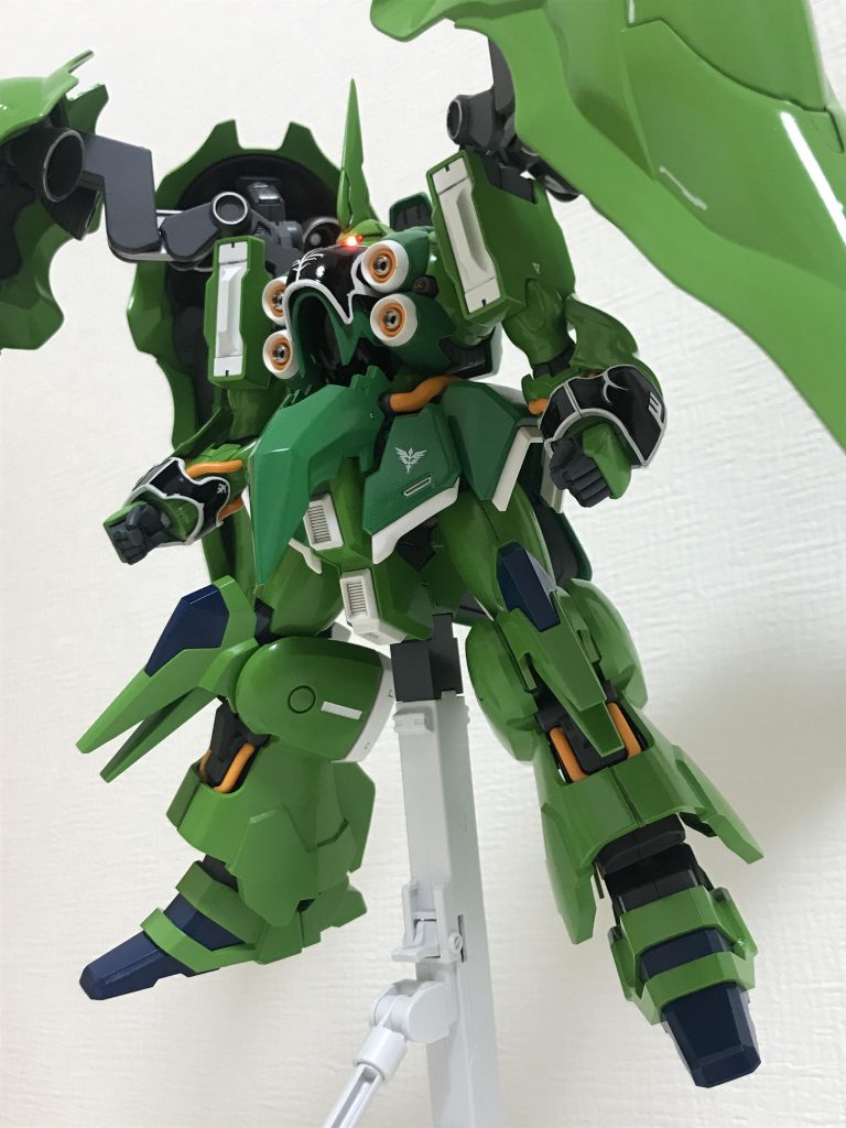 脚を太くしたので、設定画のどっしりとした体形に近づいたと思います。カラーレシピはこんな感じ。 薄緑/バインダー、頭部、腕部、脚部など : ルマングリーン(クレオス 64) ※バインダーと隠し腕のみ光沢トップコートでコーティング 濃緑/胴体 : パークグリーン(タミヤ TS35) 肩部、メガ粒子砲 : ベースホワイト(タミヤ) つま先、膝 : ブルー(タミヤ TS15) パイプ : キャラクターイエロー(クレオス 109) エングレービング : ブラック(タミヤエナメル X1) 内部フレーム、バインダーアーム : グレイバイオレット(タミヤ AS4) バインダーアーム部分の円形部分 : チタンシルバー(タミヤエナメル X32)