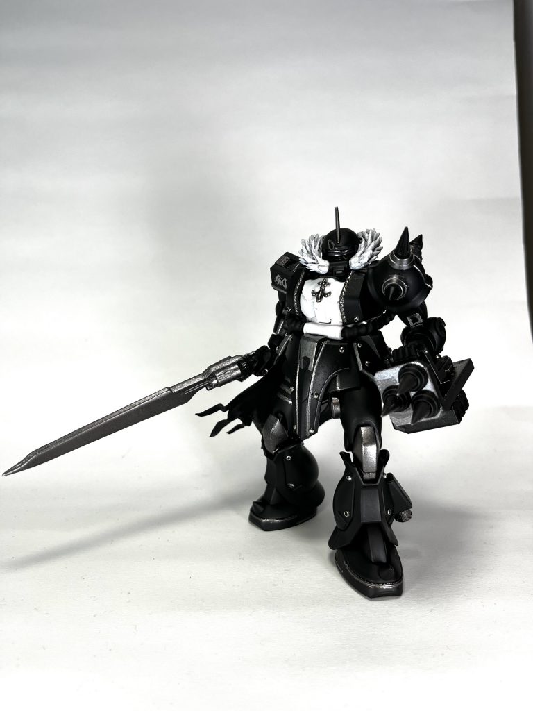 正面から。リバイブ版のシャアザクをベースに改造を加えました。表面処理→黒サフフィニッシュで、部分塗装をガンダムマーカーのヘビーガンメタを吹いてます。世代がバレてしまいますが、FFはⅧが一番！の世代でして、機体モチーフはもちろん主人公のスコールとなってます。頭部の動力パイプをスコールの衣装風に変更。一応、寒冷地出身のザクで、凍結防止のためにこうしているという設定です。