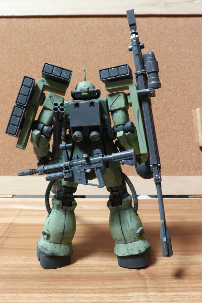 後ろ腰にはマシンガンをマウントしてます。