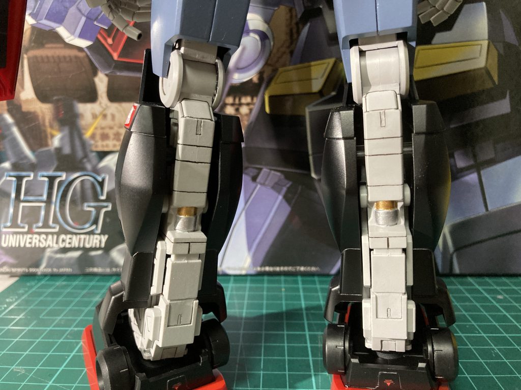 チャレンジその④【アクリジョン塗装】サイコガンダム名物、ABSパーツに合わせ目ガッツリ案件。これを処理するには合わせ目消し後に塗装する他無いと思うんですが、いかんせんABSは溶剤で割れてしまう。水性アクリル塗料でも絶対安心という訳では無いそうなのでどうしたもんかと思案していましたが、どうやらアクリジョンならほぼほぼ大丈夫という知見を得まして。使いづらそうなイメージだったので敬遠してましたが、思ったより全然イケました。少々泡立ちやすいのが難点でしたが、慣れればどうという事は無いレベル。ただ私、シリンダーパイプ状のパーツは金・銀で塗装してディティールアップするのが好きなんですが、アクリジョンの金・銀はあまり金属感出ずちょっと残念。とは言えこれはアクリジョンのせいというよりは、ガンダムマーカーで塗装の出来ないABS側の問題だと思います。