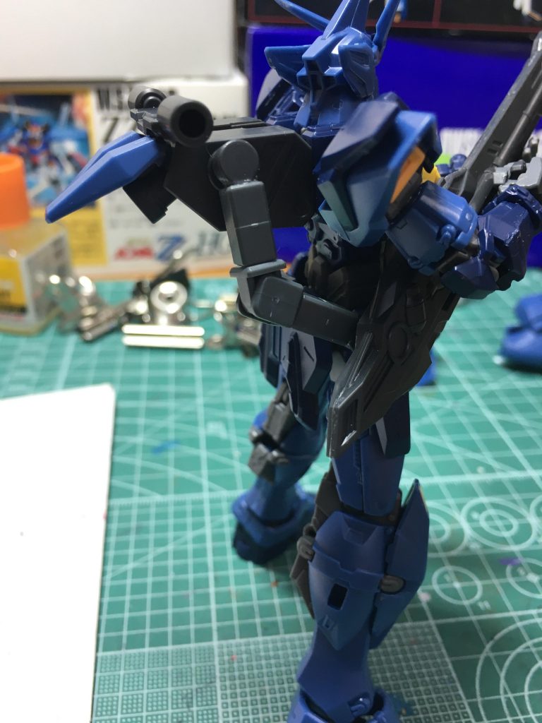 　ビームキャノンもボールジョイントはキットのものを流用。もとのアームを2つにぶった切って3mm径の角パイプ型のジョイントに埋め込んで同じくパワードアームズパワーダ―の1軸関節でつなげ、横ロールと折れ曲がりなどの可動を追加。