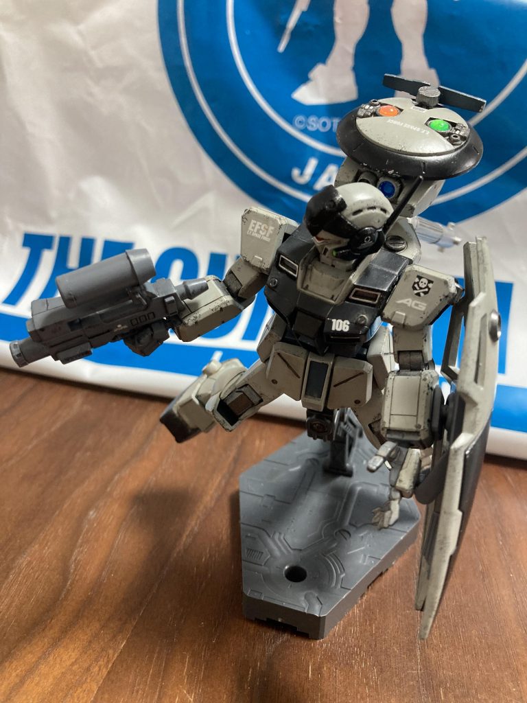 カラーリングは戦闘機のロービジ塗装をイメージしてロイヤルライトグレーにて塗装しています。レドームとカメラガンは、レンズを入れています。