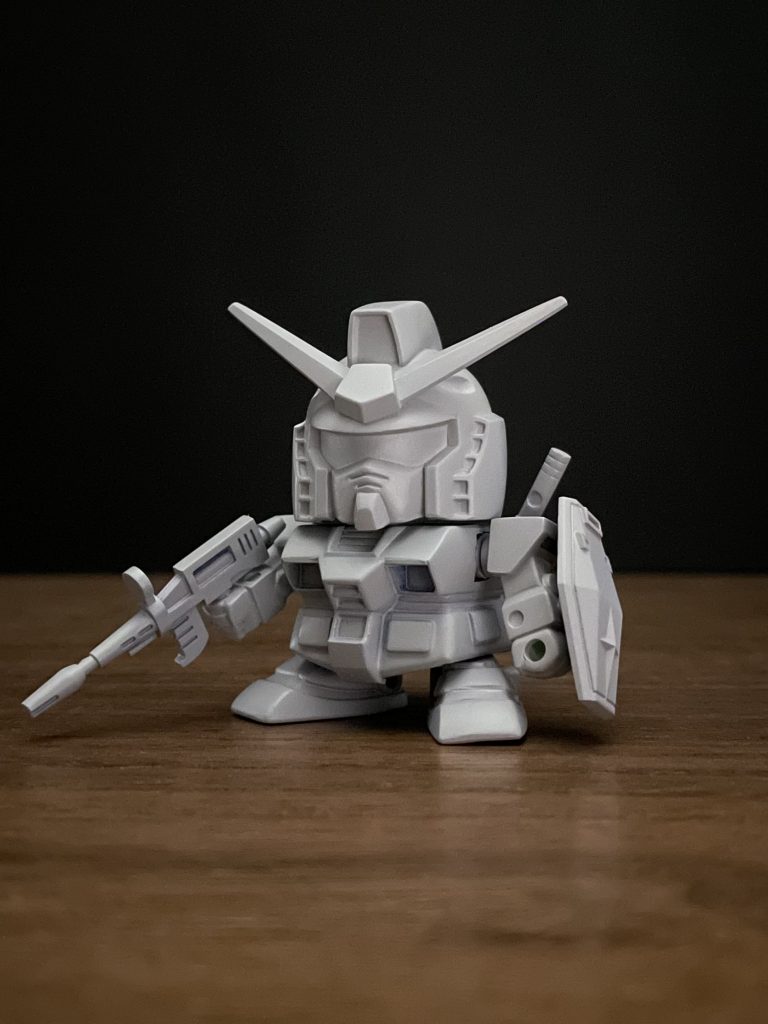 サフ後、ベースのホワイトとライフルのグレーをスプレーし、その他を筆塗りで塗装したのですがムラや厚塗り、はみ出しなど大苦戦しました。