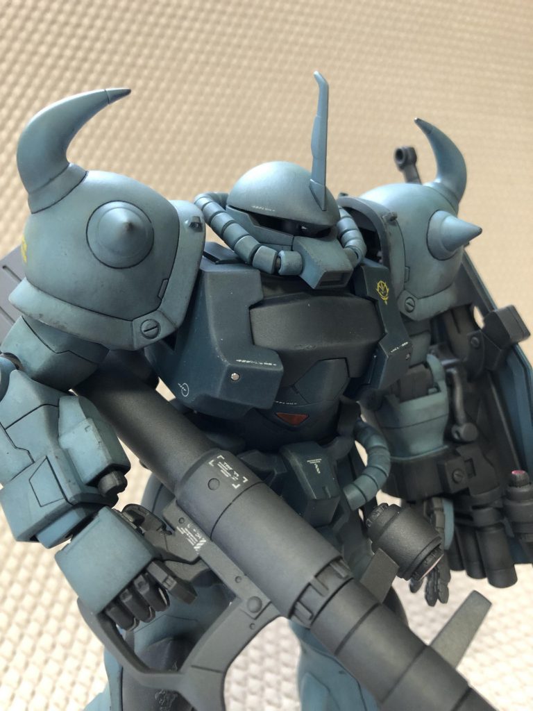 関節グラグラで直立してるのがやっとで今後ジオラマ製作して固定ポーズにする予定です。それに合わせて今回は軽いダメージ表現や汚し塗装で仕上げました。