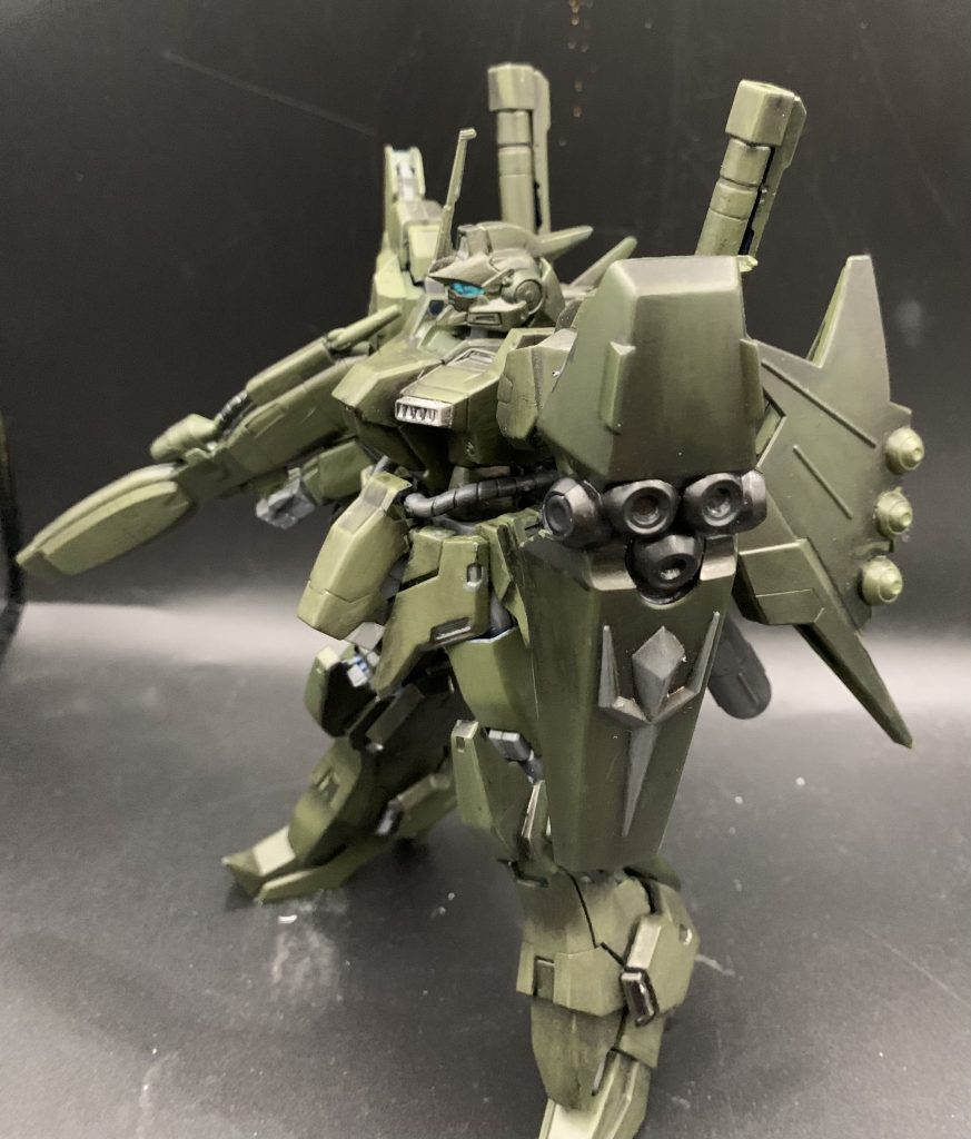 実は迷彩塗装を施す予定だったのですが、このグリーンが思いの外綺麗でこのままの方がカッコいい説まであったので、ダークグリーン塗っただけで完成にしましたのだ