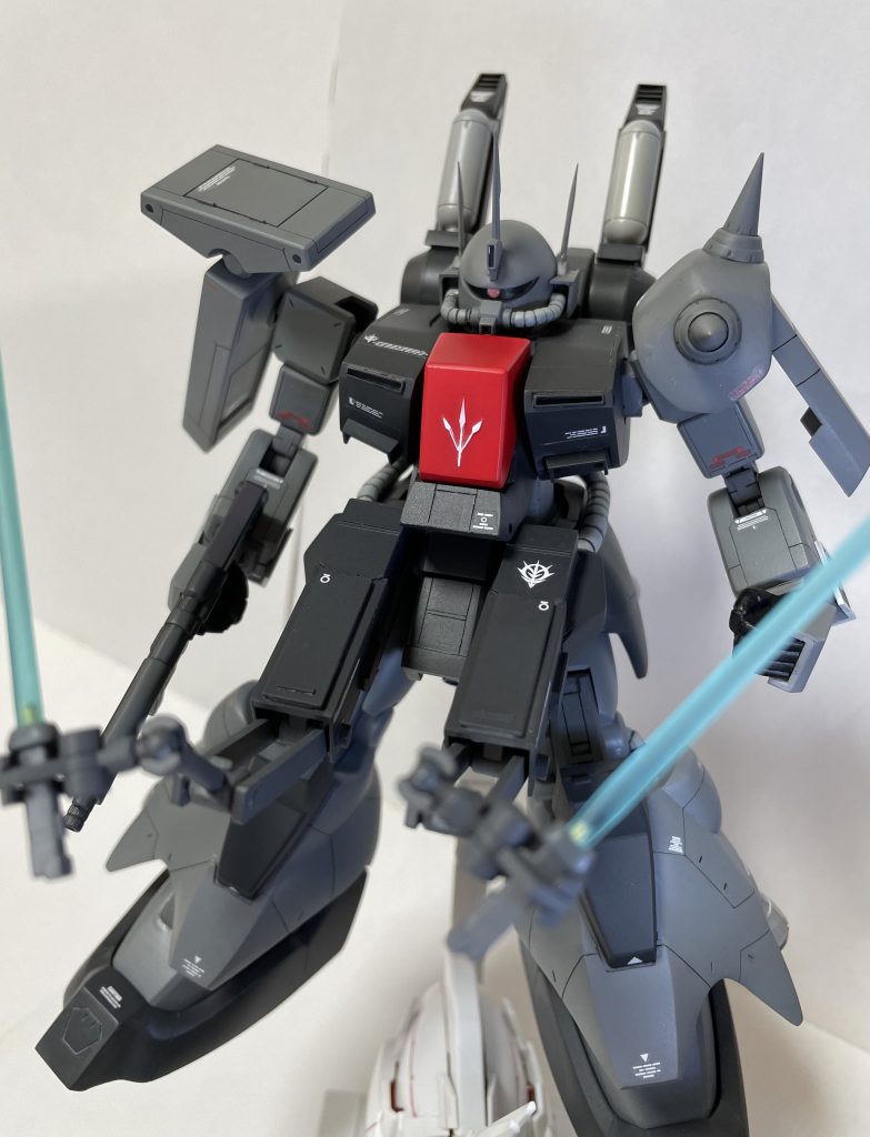 サブアーム展開状態。設定画とは形状、関節が少し異なりますが、ちゃんと動かせて強度も保てるように簡単なつくりにしてます。クロー部分はドーベンウルフのサブアームより流用しました。ボールデンアームアームズのジョイントは本当に使い勝手がよくてたすかります。重装甲の機体には隠し腕が似合いますね(^^)