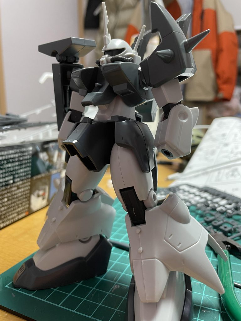 素組み状態(クッソテキトー)観るとわかりますが下半身がボリュームあるのに対して胸部が非常に小さく腹部がほっそいのでスタイルが綺麗な三角形を描いています。キットをいかすのもアリでしたが、袖付き仕様にするならと胴体まわりの大型化に力をいれ、ずんぐりマッチョな四角いイメージに仕上げました。最後までご覧いただきありがとうございました。自分の作品がすこしでも誰かの参考になればいいなぁと思っております。次はテトラかアンクシャでも作ろうかな。失礼します。