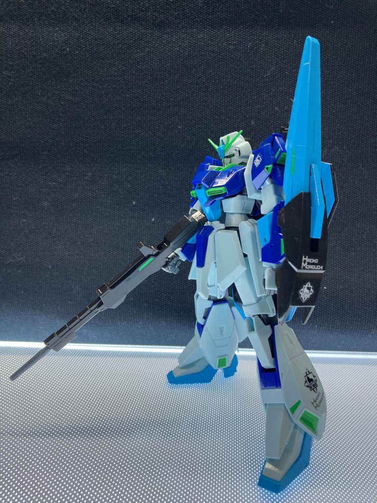 今回はスミ入れ、シール貼り、光沢トップコートのみの簡単仕上げです。