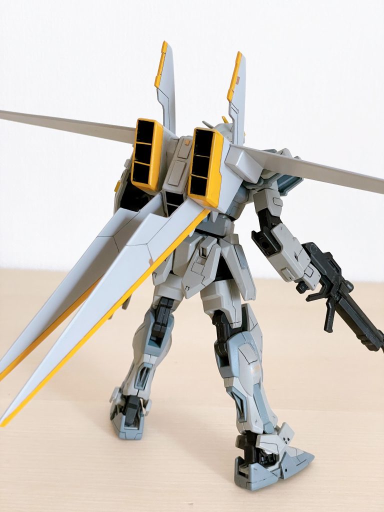ほぼ全てを1ミリのプラ板1枚で作りました。羽根は重ね合わせて厚みつけたりも検討したんですが、手間がかかる割にあまりかっこよくならなかったのでシンプルにしました。バーニアスラスター思ったよりデカいですね〜。写真で見ると歪んでるのがよく分かりますね…羽根も主翼も尾翼？も斜めにつけたりも試したんですが、真っ直ぐの方がシャープで個性的だったので真っ直ぐに取り付けてます。