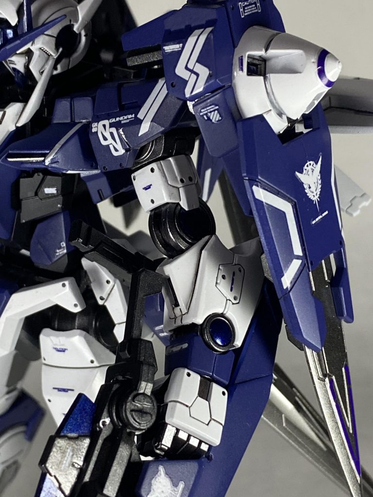 その他改修ポイントとして、・フェイスをHGからパーツ移植・腕部をRGダブルオークアンタのものと変更となります。顔と腕部だけでも変えるとだいぶ変わるのでオススメです。