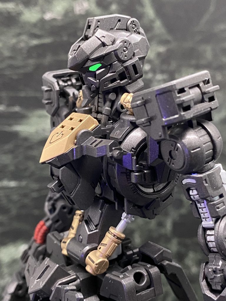 今回はツインアイを蛍光グリーンで塗装。ブルーライトを当てると光ります。