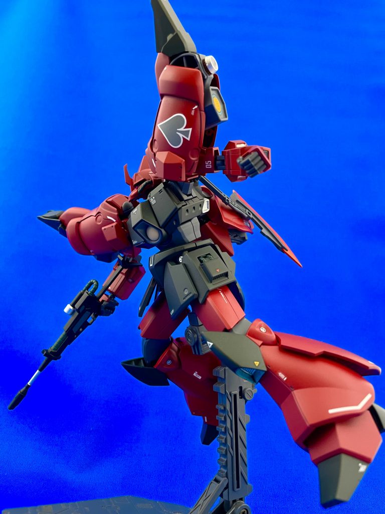 肩と背中の追加スラスターで機動力を高めつつ、武装は最低限にまとめたシンプルな構成ガルバルディの強化改修機といったところでしょうか肩のスペードは余ってたデカールを適当に貼りました!