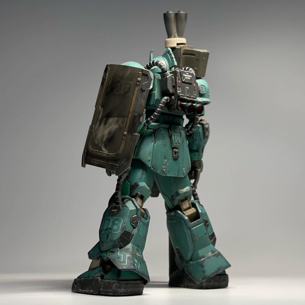 コードネームを表す08、トレーニング機であるTRのマーキングが各所に表示されている。シールドにはララァの希望により白鳥のマーキングが追加されている。