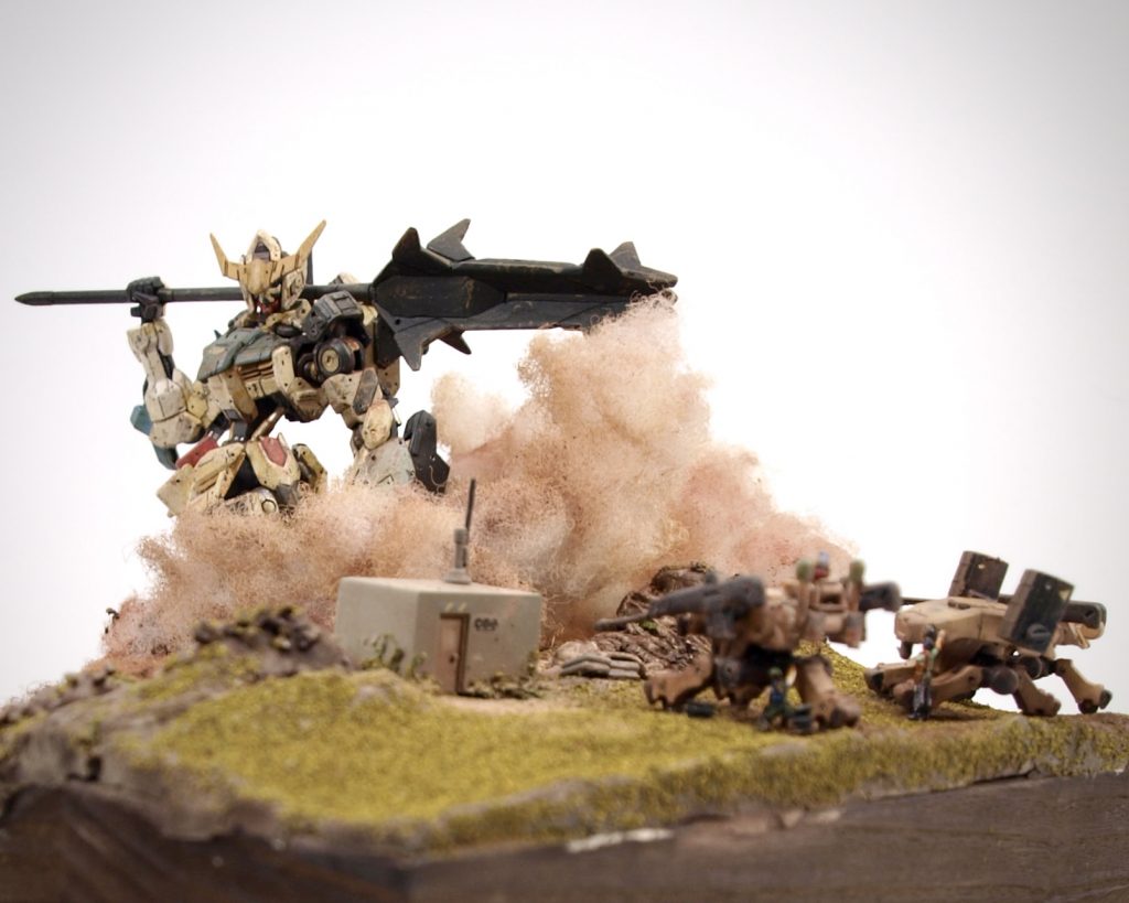 反対側、崖上からの全体像。こちらは【静】サイド。モビルワーカーから見るバルバトスの視点が楽しめます。