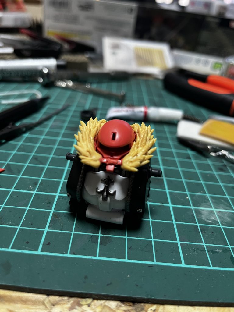 スコールのファーの部分はパテを盛り付けて、飴細工みたいにニッパーでチョキチョキしました。ドライブースを導入したのでパテの作業のハードルが下がり、やれることが増えました。