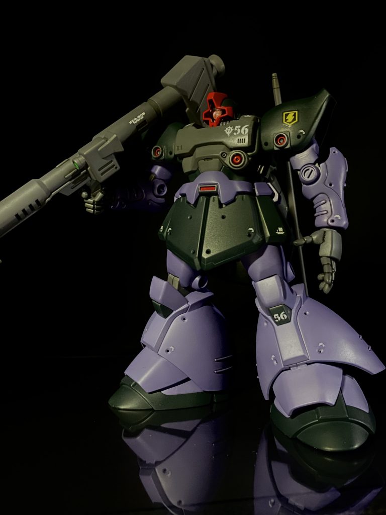 正面ショット。ポケ戦MSは穴開けモールドが多いのが特徴ですので丁寧に全部開口。手首はイマイチだったのでゲルググのを移植しました。後は特にいじらず。
