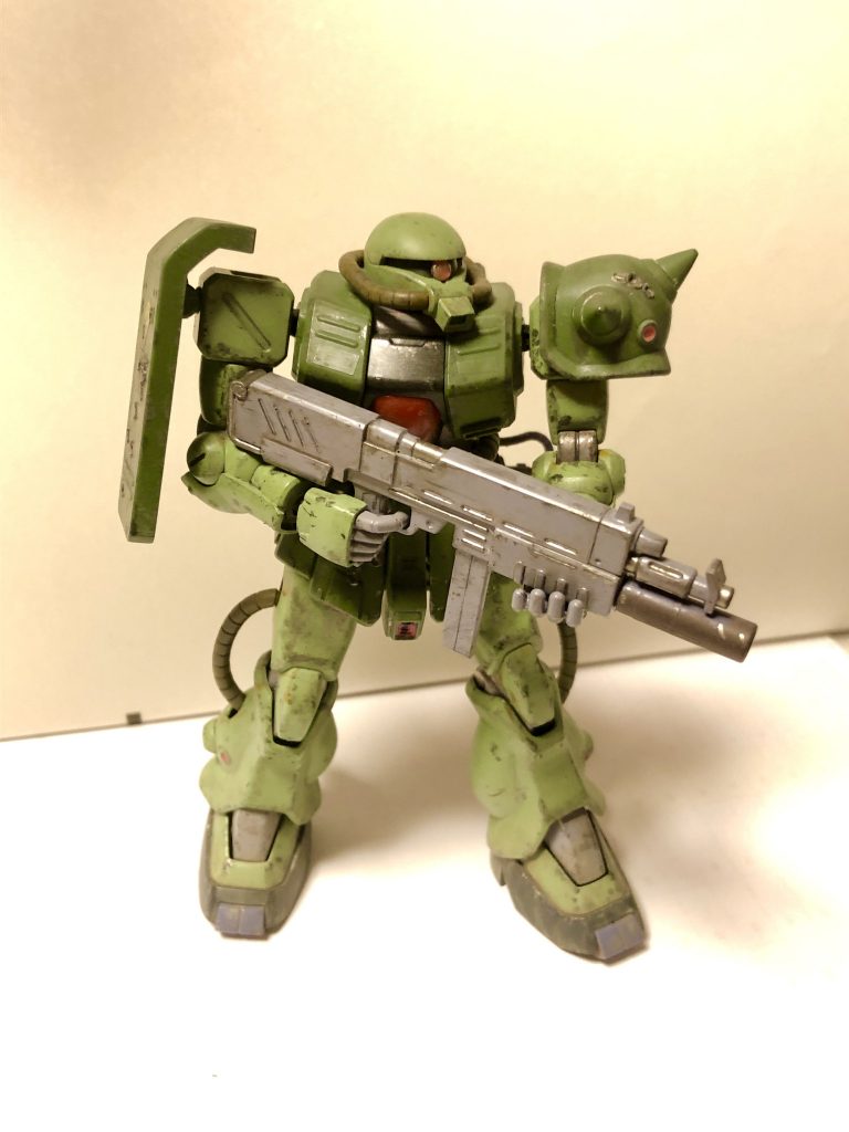 塗装は塗装を4倍希釈で重ね塗り。グレーと黒鉄色は2,3回で済んだけどグリーン系は5回必要だった(汗)。塗装剥げはスポンジチッピングと面相筆で表現。関節のオイル漏れもやってみたけど少しオーバーだったかな？弾痕は線香で根性焼きしてエナメル塗料のクロムシルバー塗った後にウェザリングマスターのススを付けた。あと全身にMrウェザリングカラーのサンドブラウンを塗った。