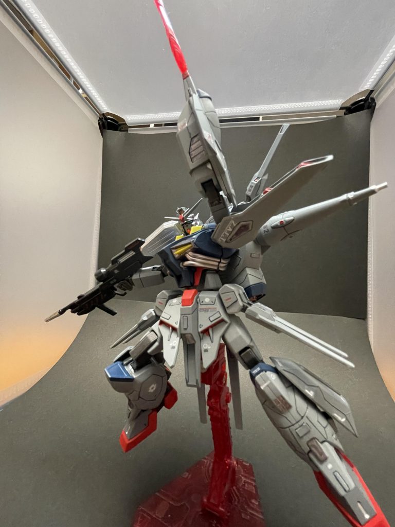 振り上げるポーズもこの通り