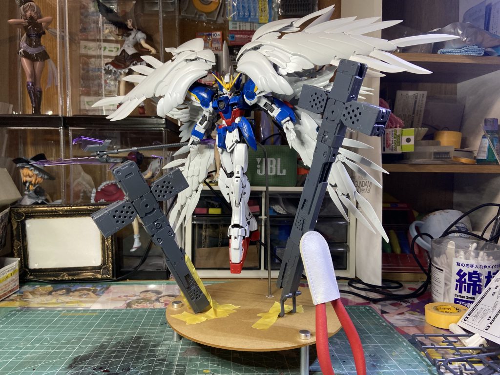 台座は自作で、よくわからない十字架っぽいものはコトブキヤさんの武器パーツを使用しております