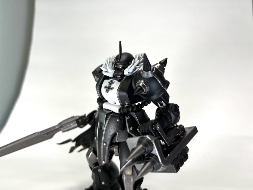 伝わりにくいですが、顔面に一つだけ傷を入れています。理由はもちろんスコールがそうだから。とことんやっています笑肩パーツはもともと付いていたスパイクを切り落とし、公式から出ているスパイクパーツを装着。セリアのネイルシールをガンメタで吹き、エングレービング的に各所に貼っています。このシール、めちゃくちゃ使い勝手良いですね。