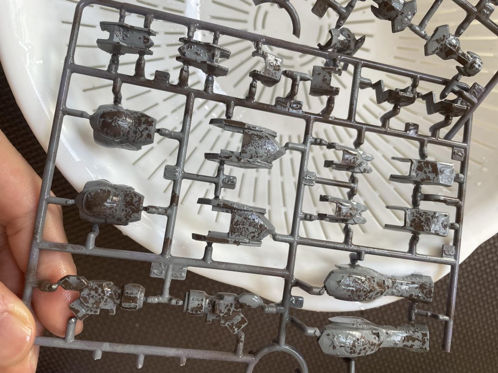 ホビージャパン記載のらいだ〜joe氏水性ホビーカラーケープ剥がし。どうしてもやりたくて、氏と同じくランナーから塗装しました。