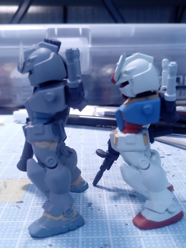色違いのガンダムと比較。かなりの股間突き出しｗ股関節と足首を分離して、エポパテでちょうどいい角度に変更。