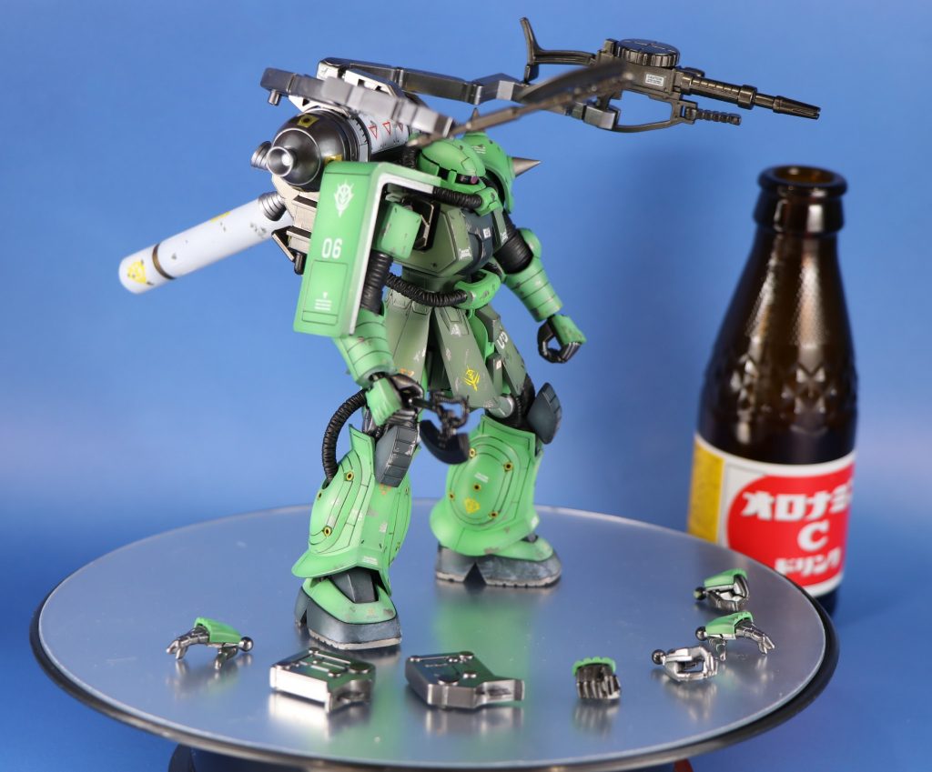 関節シーリング、サブアーム、いかついバックパック…この世界ではごく普通のザクなんですよね…