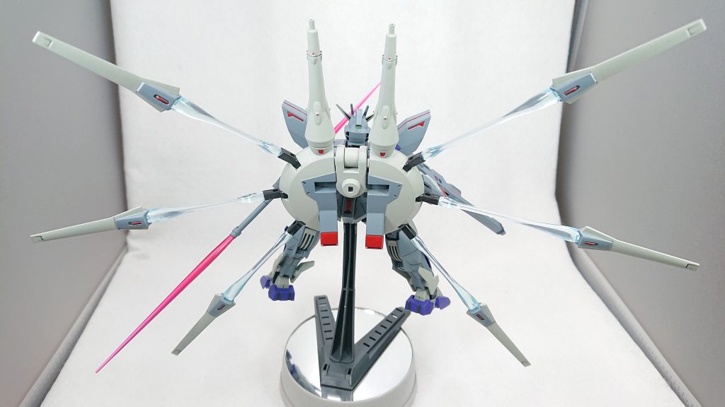 ストライクにレジェンドのバックパックを装備させると下半身が細く弱く見えたので、ダブルオースカイに変更しボリューム感を出してみました