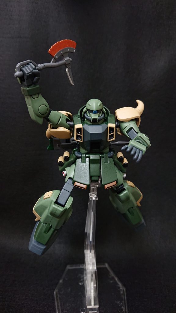 モノアイはダイソーのキラキラストーンシール(青)を接着