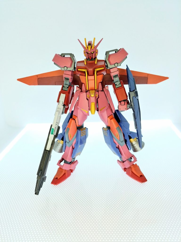 機体名称:ストライクガンダムマーズアタッカー型式番号:GAT-X105M+AQM/A-01全高:17.72m重量:82.50t装甲材質:フェイズシフト装甲武装:75mm対空自動バルカン砲塔システム イーゲルシュテルン   対装甲コンバットナイフ アーマーシュナイダー   電子加速ビームライフル ブラウンシュヴァイク   120mm対MSマシンガン デアフリンガー   多用途ミサイルコンテナ   対MSビームサーベル ブリュッヒャー   軽量型対ビームコーティングシールドストライクガンダムマーズにヴァリアブルアタッカーを装着した形態。エールストライクガンダムに近い性能を発揮しつつもより軽量化され燃費が向上している。推進装置の配分をエールストライクと比較して脚部へ移設したことにより機体の上下感覚に対して直観的な操作ができるように工夫されている。