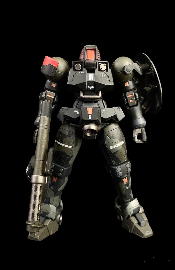 前面から。上半身は黒っぽいグレー、下半身は寒色系スプリッター迷彩となっています。カメラ部は蛍光オレンジで塗装、右肩のアーマーにワンポイントで赤を入れています。仮組みの際に下半身が上半身に比べて情報量が少なく感じたので、作品全体としてのディテールアップも下半身へ集中的に行っています。